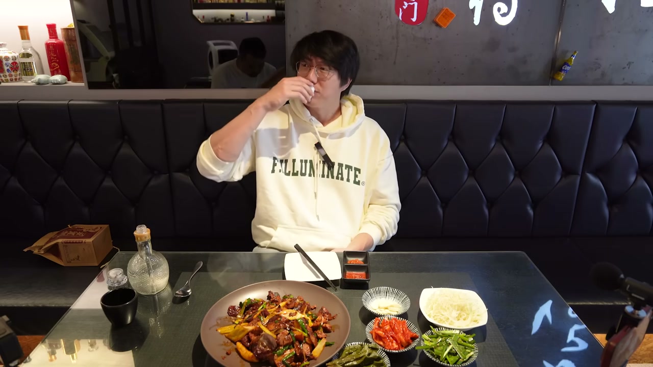 오향으로 조려 낸 족발