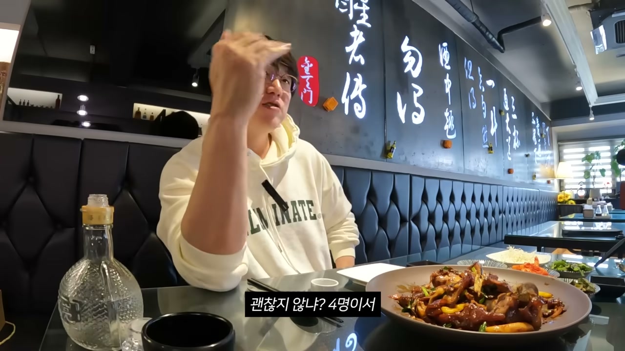 한자를 새긴 검은 벽