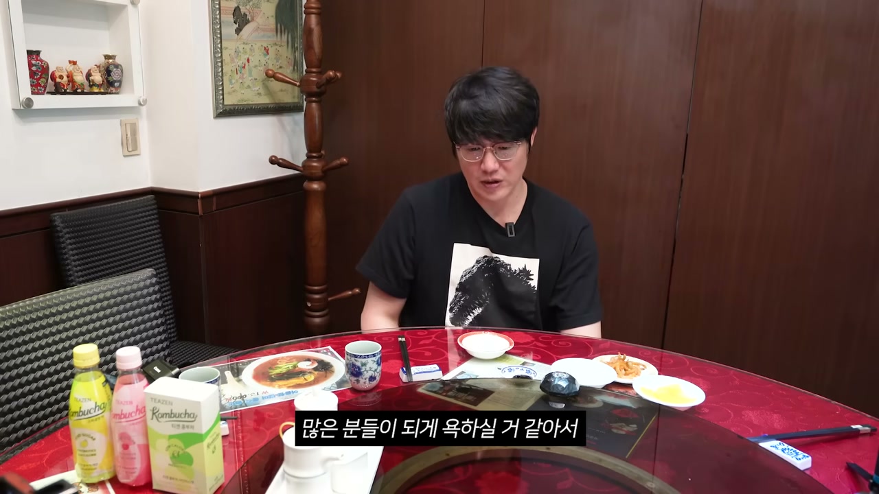 붉은 원탁이 놓인 홀