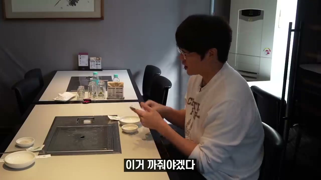 테이블마다 불판이 놓인 구이 전문 구조
