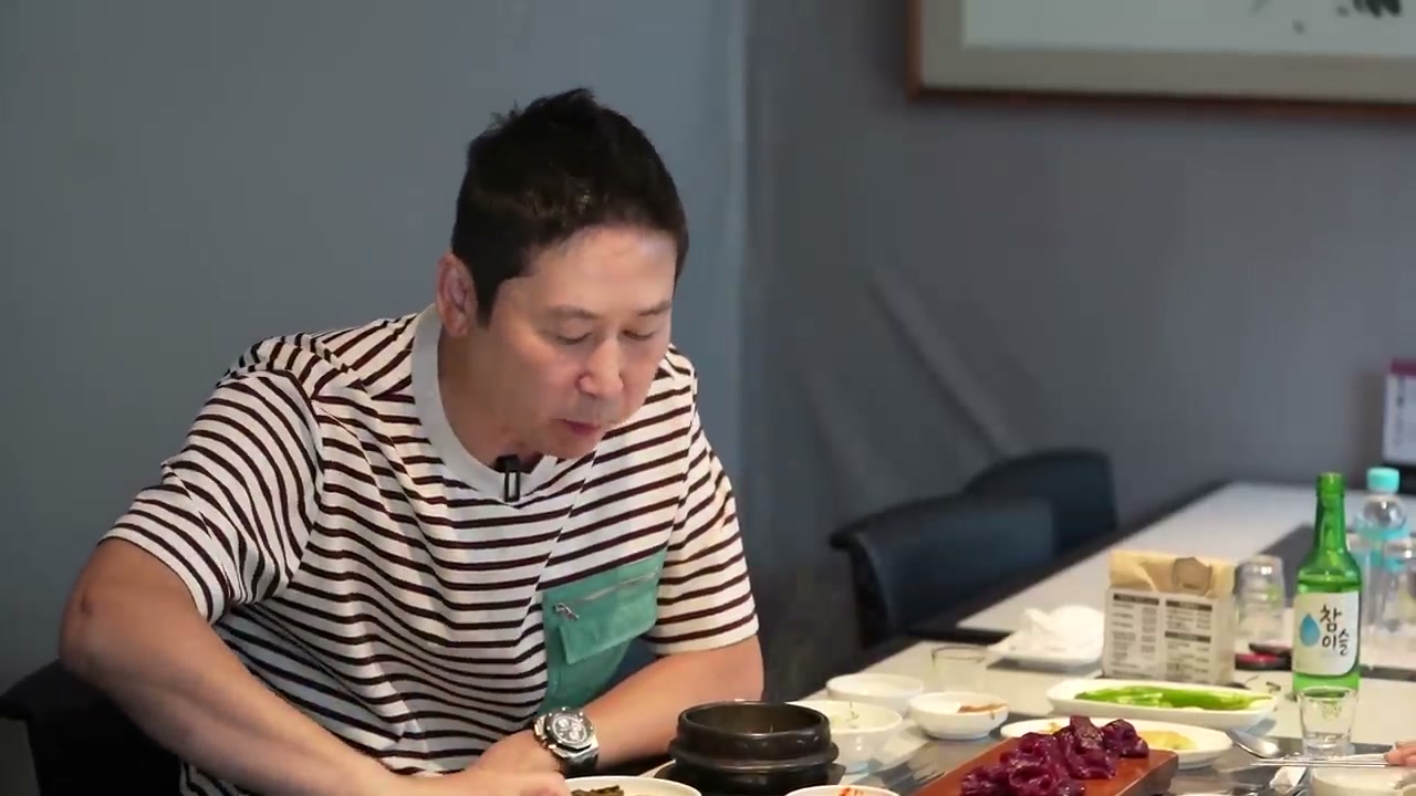 붉은빛이 도는 생고기. 굽지 않고 먼저 낸다