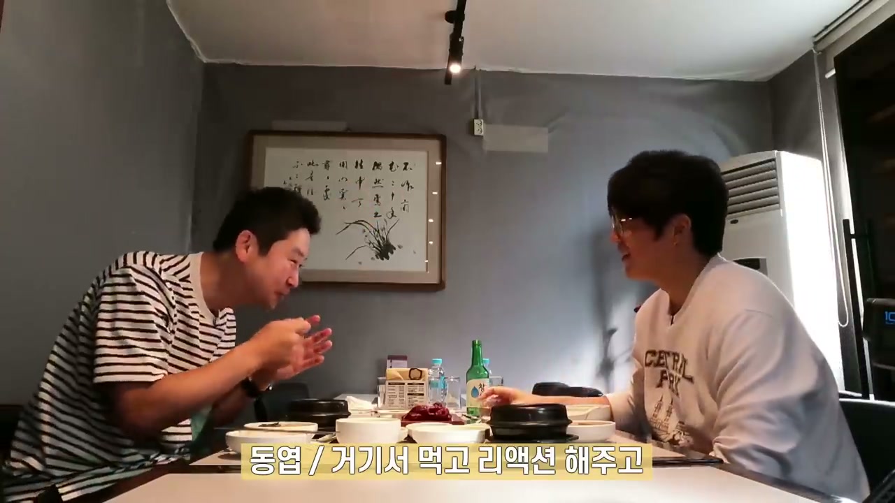 둘이 앉으면 상이 꽉 차는 크기다