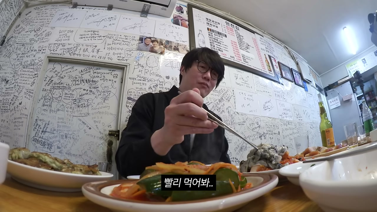 보쌈과 반찬이 함께 깔린 상
