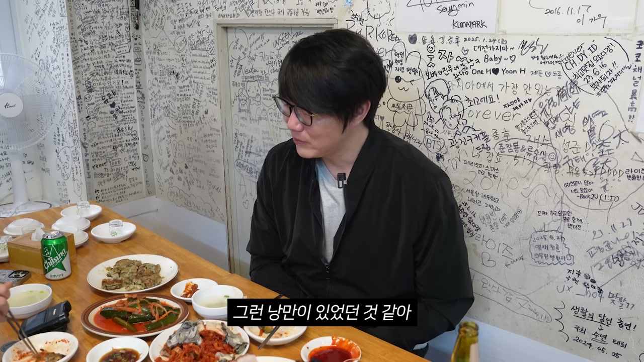 벽을 따라 길게 놓인 자리