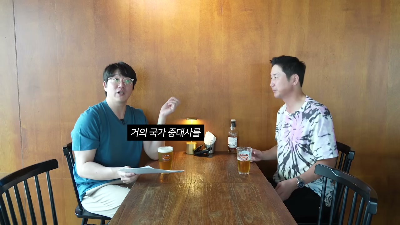 나무로 두른 벽과 낮은 조명