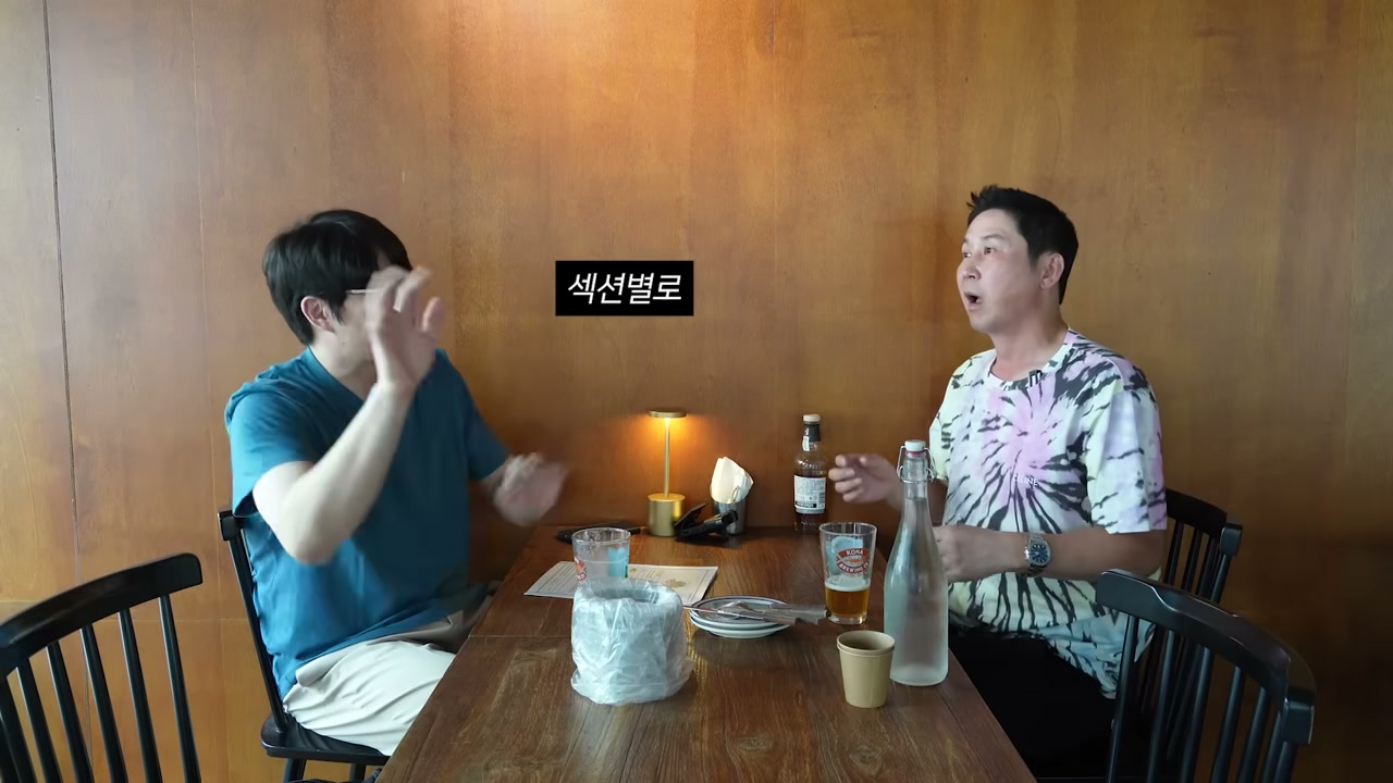 테이블마다 작은 등을 하나씩 놓았다