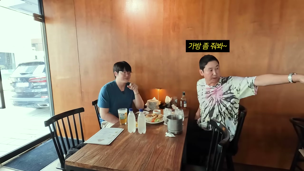 창가 쪽으로 붙은 자리