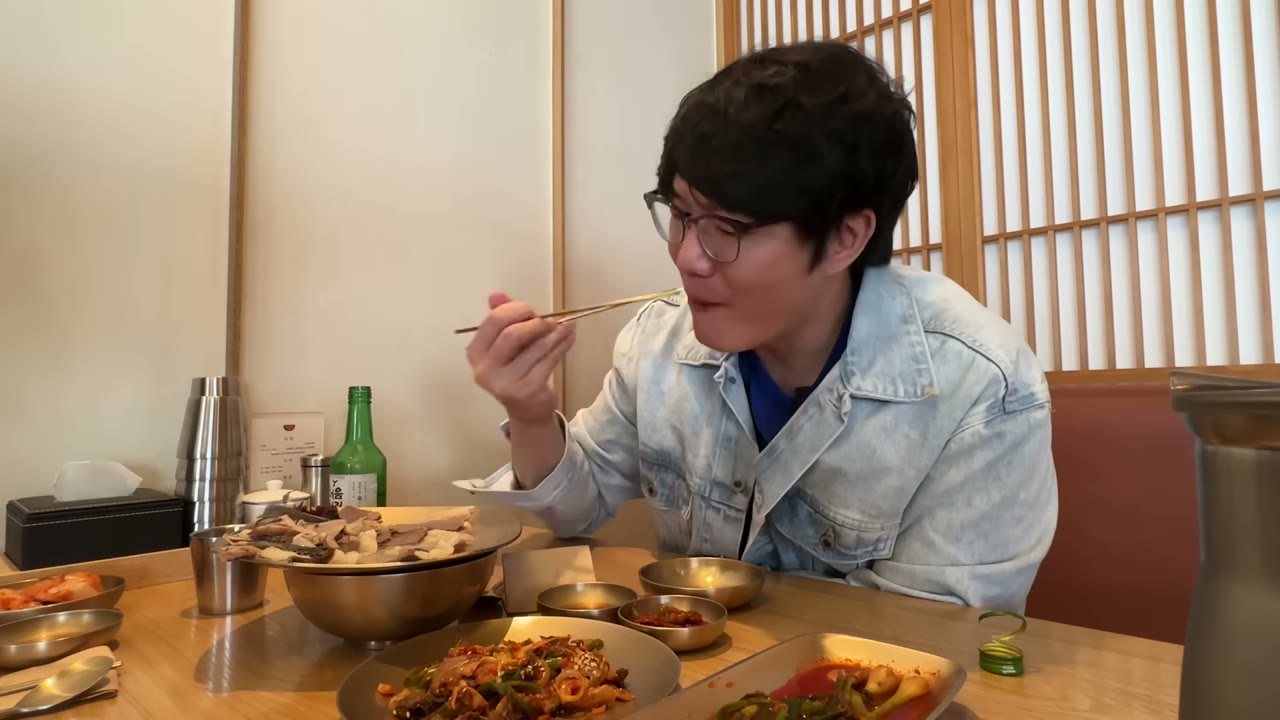 수육을 집어 든다