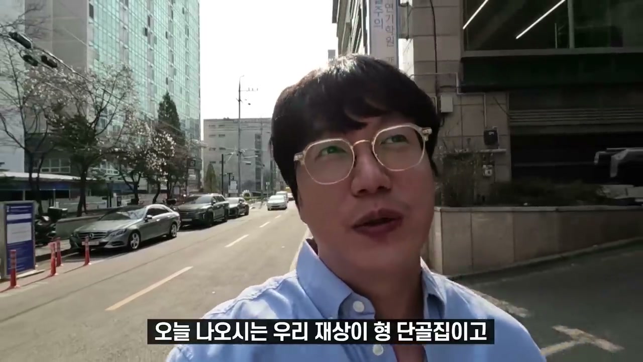 대로변에서 조금 들어간 자리에 있다