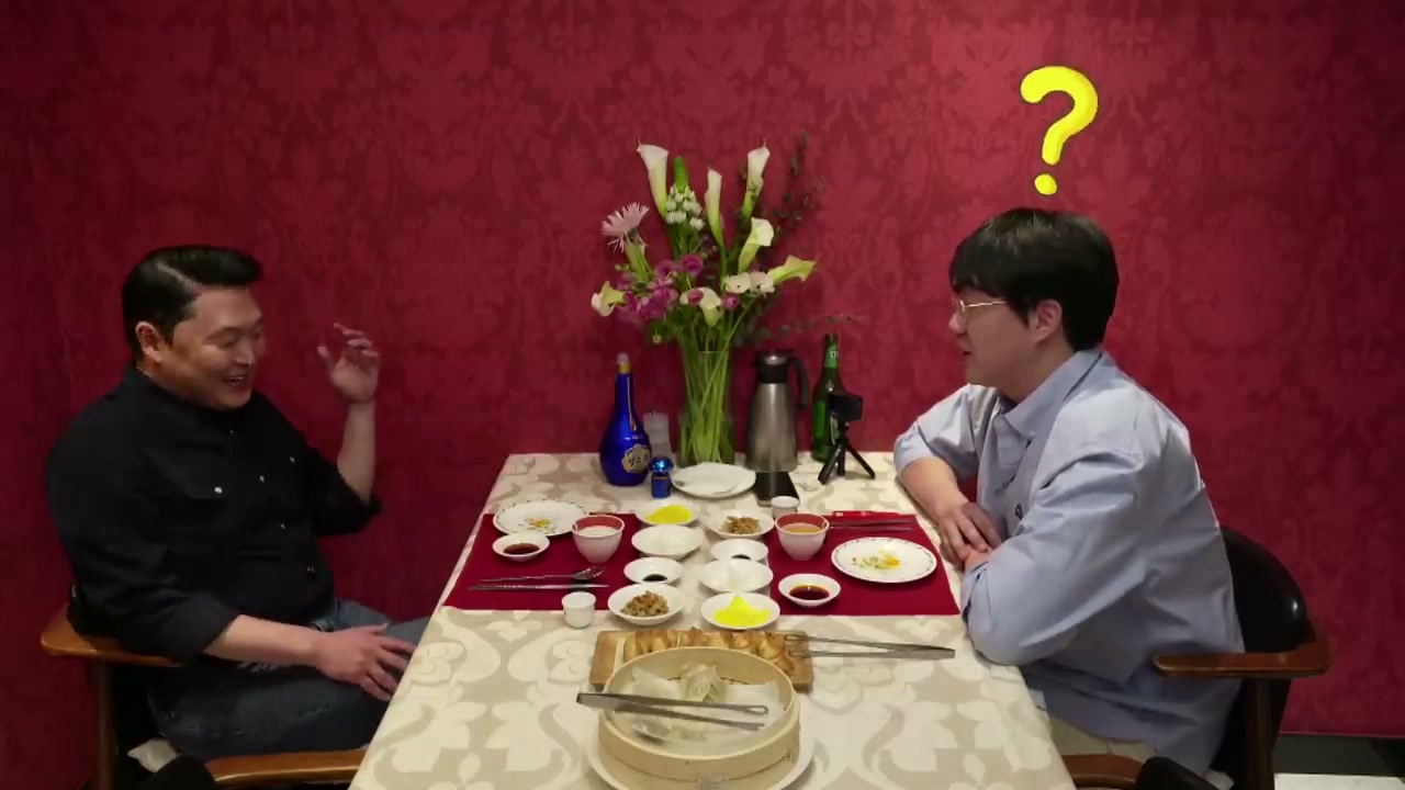 붉은 벽지의 옛 중국집 홀. 만두는 찜기째 나온다